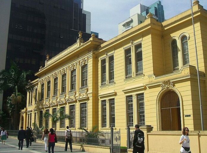 Aulas presenciais – 3 especialistas argumentam a favor e contra a medida; fachada da Escola Estadual Rodrigues Alves, na cidade de São Paulo