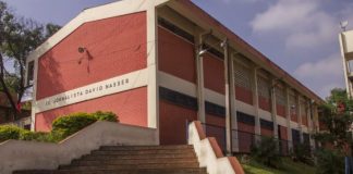 Justiça derruba liminar e autoriza volta às aulas presenciais em São Paulo; fachada de escola estadual paulista