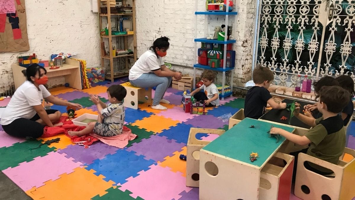 Empresa cria serviço para acolher crianças pós-isolamento enquanto mães trabalham