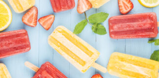 7 receitas de picolés refrescantes para as crianças neste verão; picolés de frutas coloridos