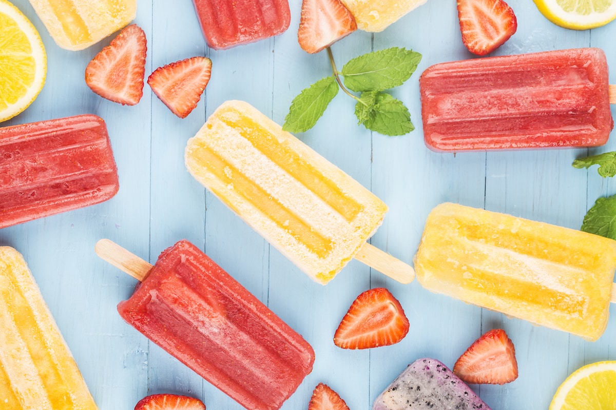 Jogo de educação para crianças encontra a imagem diferente em cada linha  picolé de sorvete de alimentos