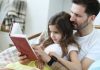 Pai e filha lendo um livro