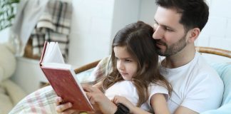 Pai e filha lendo um livro
