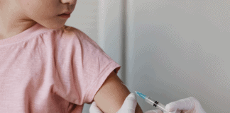 Vacina Sinopharm pode ser liberada para uso em crianças antes de março; menina recebe vacina no braço