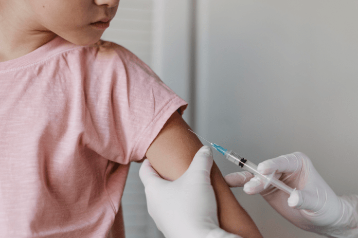Vacina Sinopharm pode ser liberada para uso em crianças antes de março; menina recebe vacina no braço