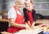 5 motivos para envolver as crianças no preparo de receitas; vó brinca com neta durante preparo de receita