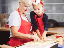 5 motivos para envolver as crianças no preparo de receitas; vó brinca com neta durante preparo de receita