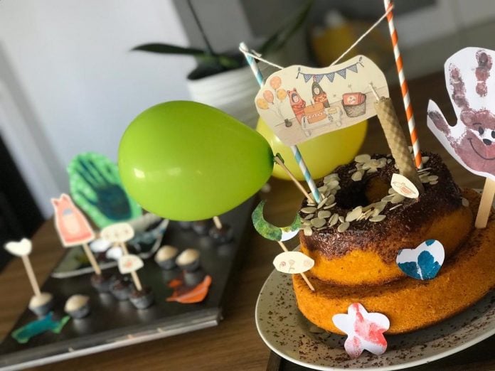 Veja opções para fazer a festa de aniversário do seu filho com segurança; mesa do bolo de festa infantil