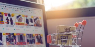 Estudo revela sites de compras online com menor preço em brinquedos; imagem mostra carrinho de supermercado sobre teclado de notebook