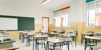 Efeito do fechamento de escolas durante a pandemia pode durar 15 anos; sala de aula com mesas e cadeiras vazias