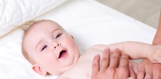 Técnica milenar surgida no oriente, a shantala ajuda a acalmar bebês e pode ser usada também em crianças; na foto, mãos de um adulto massageiam bebê deitado
