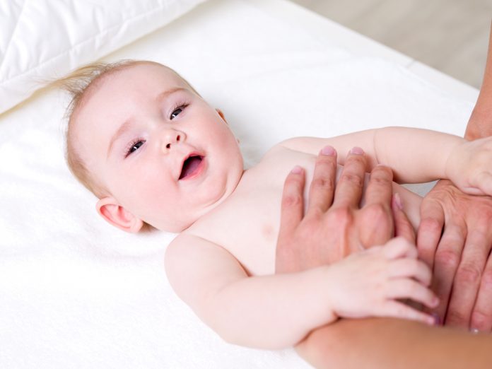 Técnica milenar surgida no oriente, a shantala ajuda a acalmar bebês e pode ser usada também em crianças; na foto, mãos de um adulto massageiam bebê deitado