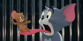 'Tom & Jerry: o filme' chega às plataformas digitais; cena do filme mostra o gato Tom e o rato Jerry entreolhando-se