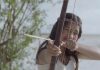 TV Futura estreia nova programação infantil; menina índia mira alvo e segura arco e flecha nas mãos