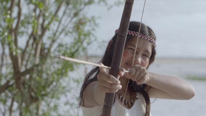 TV Futura estreia nova programação infantil; menina índia mira alvo e segura arco e flecha nas mãos