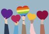 Pel@s filh@s de tod@s: o projeto que ameaça a diversidade sexual; mãos diversas seguram corações coloridos, um dele tem as cores do arco-íris