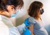 Grávidas e puérperas entram em grupo prioritário n % a vacina contra covid; mulher de bata branca e máscara vacina gestante
