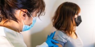 Grávidas e puérperas entram em grupo prioritário n % a vacina contra covid; mulher de bata branca e máscara vacina gestante