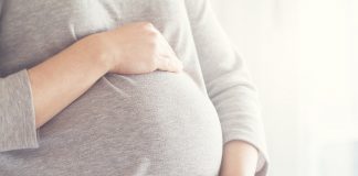 Ministério da Saúde indica que mulheres adiem gravidez e grávidas recebam a vacina/mulher grávida segurando a barriga
