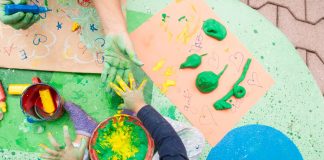 Professores da Educação Infantil recebem prêmio por boas práticas online; Criança pintando papel com os dedos
