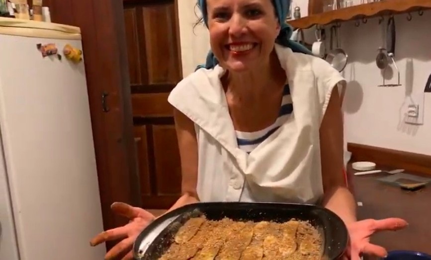 3 receitas de doces gostosos e saudáveis para crianças; Cláudia Mattos prepara receita de torta de banana