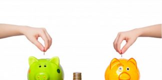 Educação financeira: escolas e famílias devem trabalhar o tema com as crianças; duas mãos colocam moedas em dois cofrinhos, um verde e outro rosa