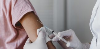 EUA autorizam Pfizer/BioNTech para jovens a partir de 12 anos; médico aplicando vacina em criança