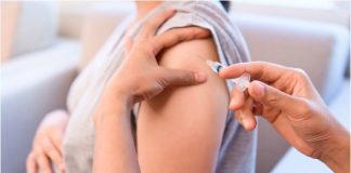 Pfizer inicia testes da vacina contra Covid-19 em grávidas e bebês; gestante recebe vacina no braço