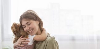 A importância de pedir desculpas ao filho; mulher feliz abraçando criança