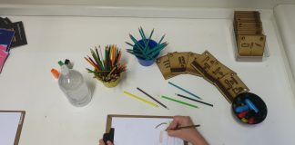 CCBB Educativo oferece atividades digitais e presenciais para o mês de junho; criança desenhando em um papel com lápis coloridos