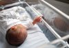 Caso do filho de Whindersson é um alerta para riscos do parto prematuro; foto mostra recém-nascido deitado dentro de incubadora