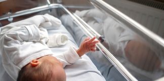 Caso do filho de Whindersson é um alerta para riscos do parto prematuro; foto mostra recém-nascido deitado dentro de incubadora