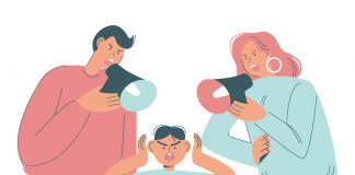 Pais, atenção: o grito não pode ser recorrente na relação com os filhos; ilustração mostra mãe e pai falando em alto-falante direcionado ao filho que tampa os ouvidos com as mãos