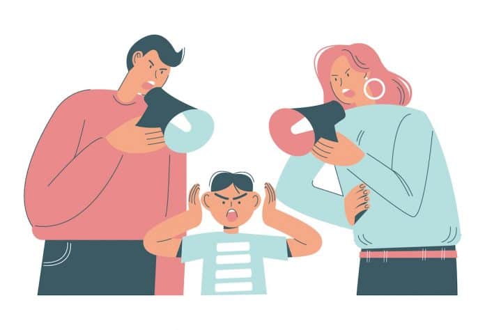 Pais, atenção: o grito não pode ser recorrente na relação com os filhos; ilustração mostra mãe e pai falando em alto-falante direcionado ao filho que tampa os ouvidos com as mãos