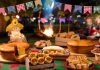 Festa junina virtual: dicas de brincadeiras para o arraial híbrido de 2021; imagem mostra comidas juninas e decoração de bandeirinhas
