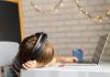 Com a pandemia, 40% dos estudantes da educação básica podem abandonar a escola, diz Datafolha; criança entediada assistindo aula online