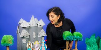 Óperas de Mozart e Carlos Gomes inspiram contação de histórias infantis; mulher contando histórias com cenário e bonecos