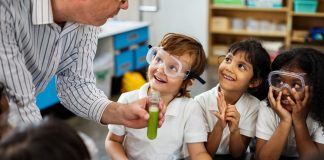 Crianças e ciência: a importância do conhecimento científico na infância; menino e menina fazendo experimentos no laboratório