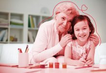 Conselhos de vó: o que é mito ou verdade no que elas falam; avó abraça neta que apoia braços sobre mesa