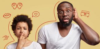 Sexualidade: como e quando falar com as crianças; pai de óculos coloca mão atrás do ouvido e filho tem dedo sobre boca em expressão de dúvida