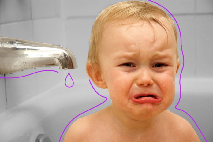 Crianças que não gostam de tomar banho: entenda o motivo e saiba como ajudá-las; bebê chorando dentro de uma banheira