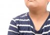 Diabetes não é doença só de adulto: número de casos entre jovens cresce durante a pandemia; menino com mancha marrom no pescoço