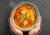 Receitas de sopa: 5 sugestões que fazem sucesso com a criançada; mãos seguram cumbuca de sopa