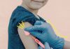 Vacinação contra coronavírus em crianças: perspectivas para o Brasil; médico com luvas azuis preparando vacina;