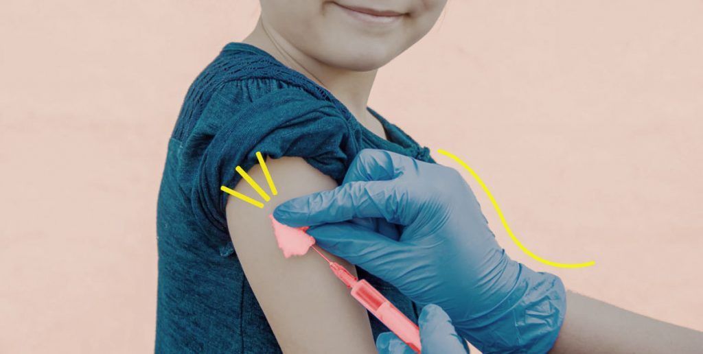 Vacinação contra coronavírus em crianças: perspectivas para o Brasil; médico com luvas azuis preparando vacina;