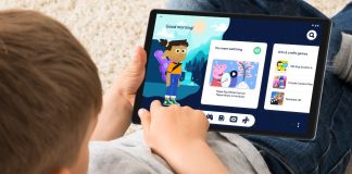 Google lança o Kids Space no Brasil, nova interface em tablet para as crianças; Menino usando tablet para acessar o Kids Space