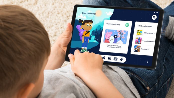 Google lança o Kids Space no Brasil, nova interface em tablet para as crianças; Menino usando tablet para acessar o Kids Space