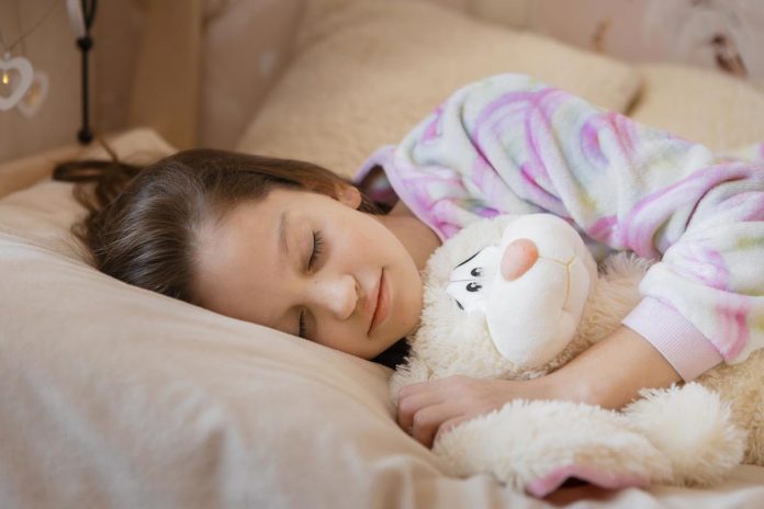 Apneia do sono na infância pode elevar a pressão arterial e afetar o coração