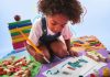 Pintura e aquarela: benefícios para o desenvolvimento infantil; criança com pincel na mão pintando no papel
