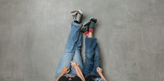 Minha experiência com o teste neuropsicológico e o diagnóstico que recebi; Bebel e o filho Felipe estão deitados no chão com as pernas levantadas apoiadas na parede